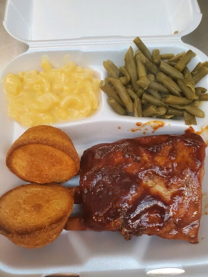 Barbecue chicken with mac and cheese, green beans and cornbread